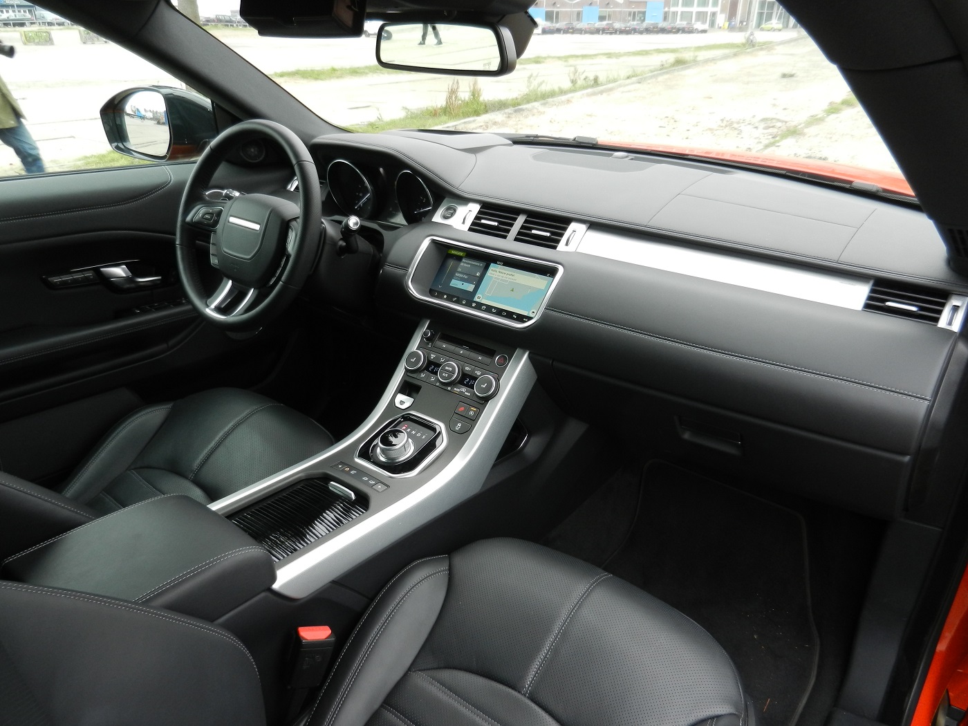 In een tijd dat de premium merken graag de niches opzoeken, grijpt Land Rover zijn kans om een SUV-cabriolet in de markt te zetten, de Range Rover Evoque Convertible. AutoVandaag doet een rijtest.