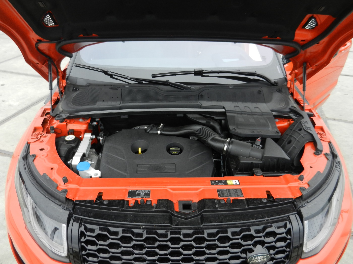 In een tijd dat de premium merken graag de niches opzoeken, grijpt Land Rover zijn kans om een SUV-cabriolet in de markt te zetten, de Range Rover Evoque Convertible. AutoVandaag doet een rijtest.