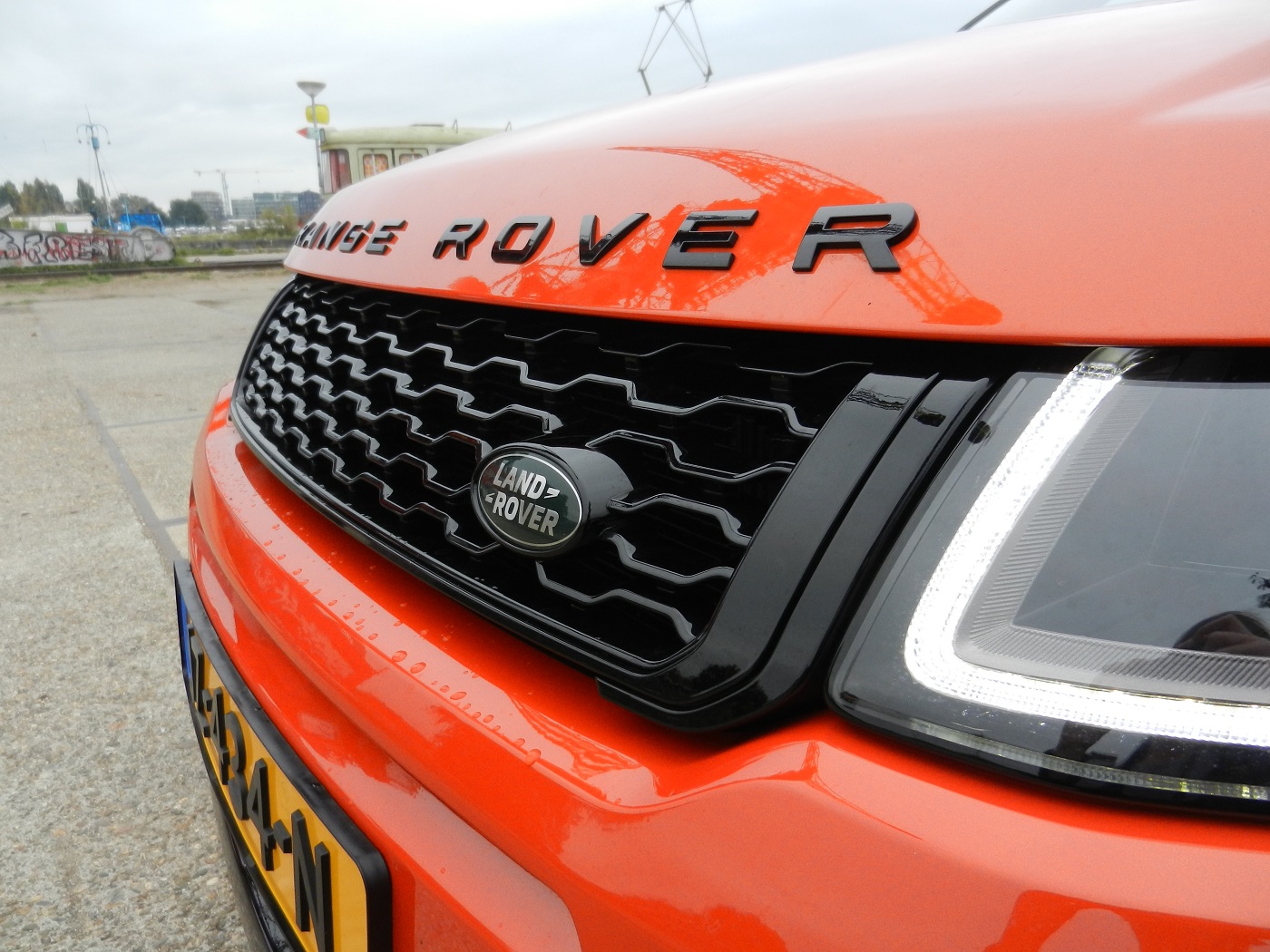 In een tijd dat de premium merken graag de niches opzoeken, grijpt Land Rover zijn kans om een SUV-cabriolet in de markt te zetten, de Range Rover Evoque Convertible. AutoVandaag doet een rijtest.