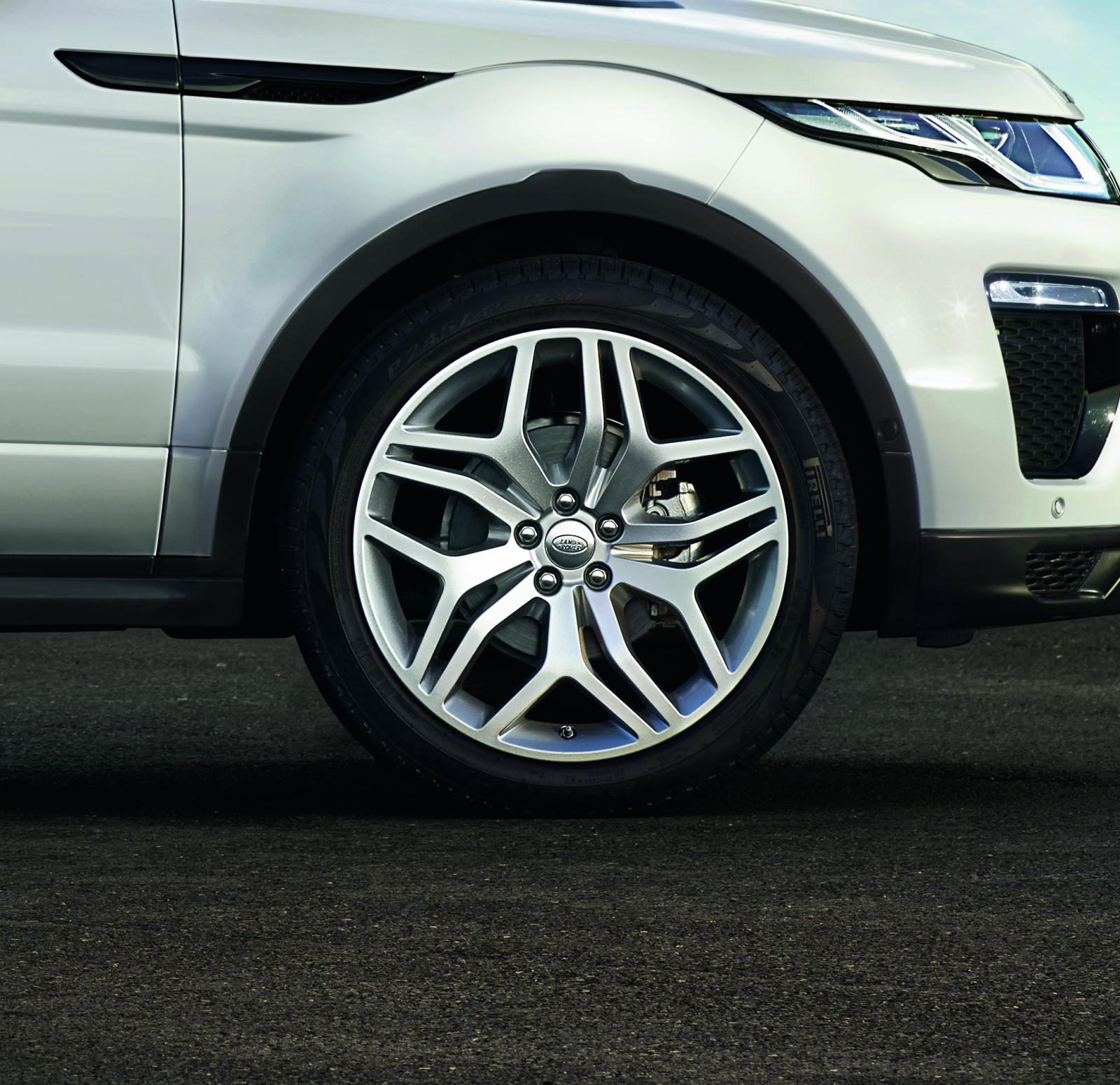 De Range Rover Evoque heeft een subtiele facelift gehad. De highlights? Een nieuw infotainmentsysteem en nieuwe dieselmotoren. Hij komt er zelfs als 20% bijteller.