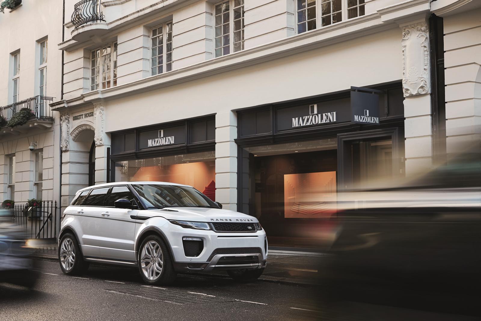 De Range Rover Evoque heeft een subtiele facelift gehad. De highlights? Een nieuw infotainmentsysteem en nieuwe dieselmotoren. Hij komt er zelfs als 20% bijteller.