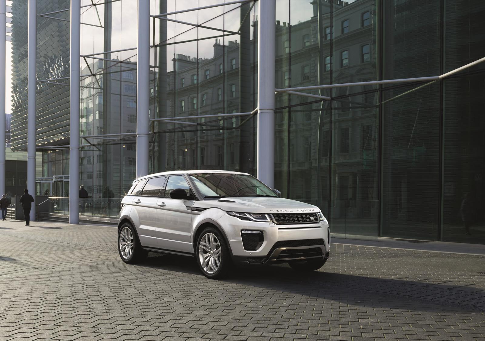 De Range Rover Evoque heeft een subtiele facelift gehad. De highlights? Een nieuw infotainmentsysteem en nieuwe dieselmotoren. Hij komt er zelfs als 20% bijteller.