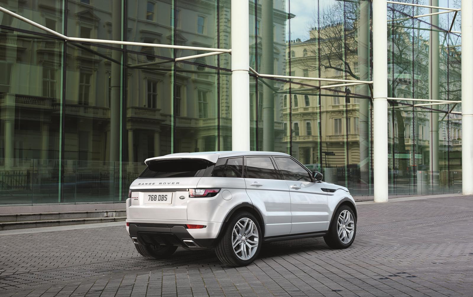 De Range Rover Evoque heeft een subtiele facelift gehad. De highlights? Een nieuw infotainmentsysteem en nieuwe dieselmotoren. Hij komt er zelfs als 20% bijteller.