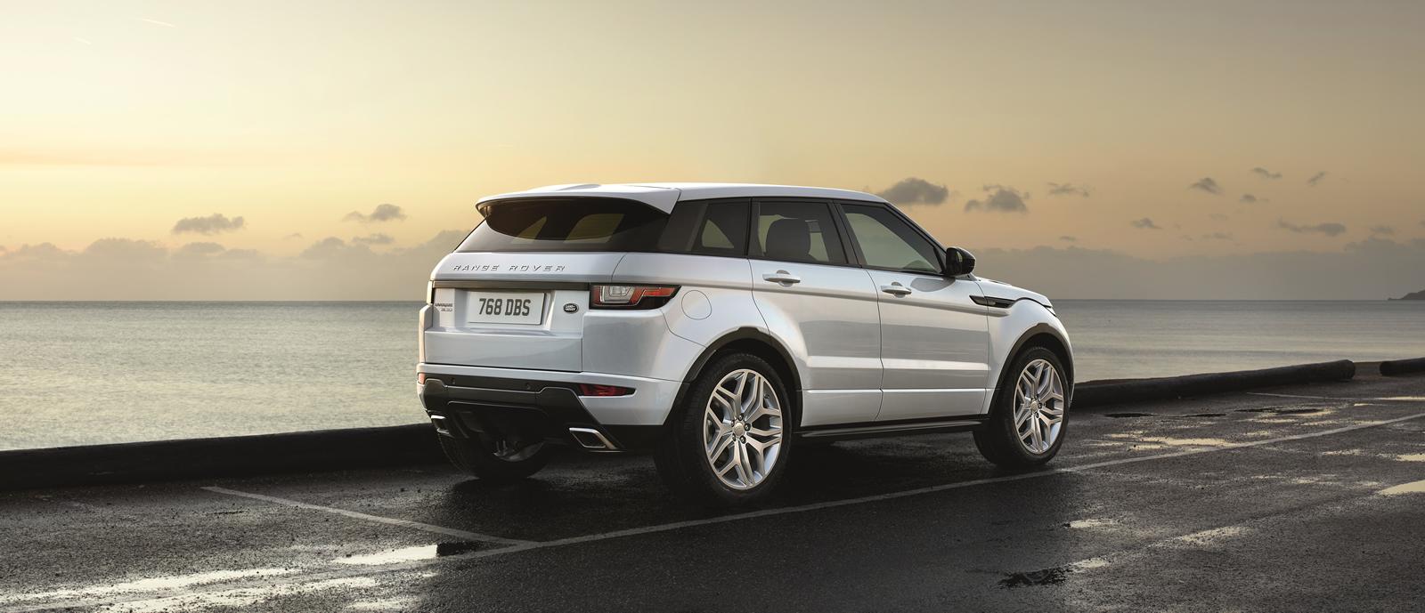 De Range Rover Evoque heeft een subtiele facelift gehad. De highlights? Een nieuw infotainmentsysteem en nieuwe dieselmotoren. Hij komt er zelfs als 20% bijteller.