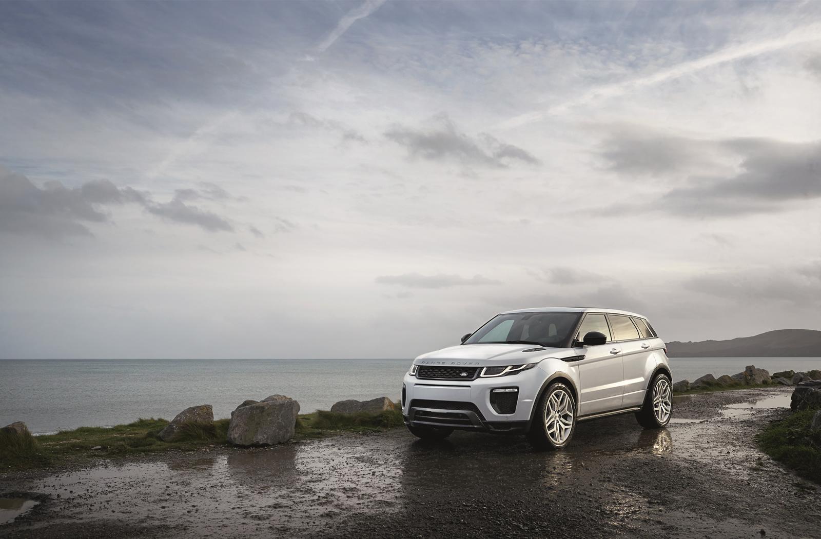 De Range Rover Evoque heeft een subtiele facelift gehad. De highlights? Een nieuw infotainmentsysteem en nieuwe dieselmotoren. Hij komt er zelfs als 20% bijteller.