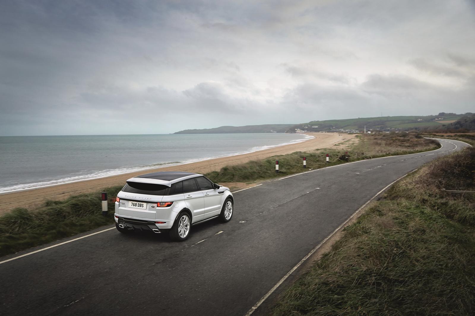 De Range Rover Evoque heeft een subtiele facelift gehad. De highlights? Een nieuw infotainmentsysteem en nieuwe dieselmotoren. Hij komt er zelfs als 20% bijteller.