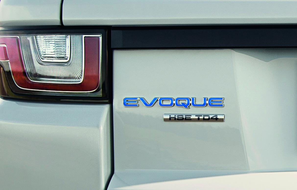 De Range Rover Evoque heeft een subtiele facelift gehad. De highlights? Een nieuw infotainmentsysteem en nieuwe dieselmotoren. Hij komt er zelfs als 20% bijteller.