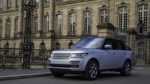 Test van Range Rover Hybrid. Een elektrisch bereik van 1,6 km en een elektrische top van 48 km/u. Wat is de meerwaarde eigenlijk van de Range Rover Hybrid buiten de milieuverantwoorde Hybrid-badges?