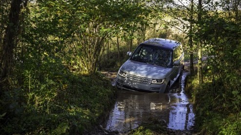 Test van Range Rover Hybrid. Een elektrisch bereik van 1,6 km en een elektrische top van 48 km/u. Wat is de meerwaarde eigenlijk van de Range Rover Hybrid buiten de milieuverantwoorde Hybrid-badges?