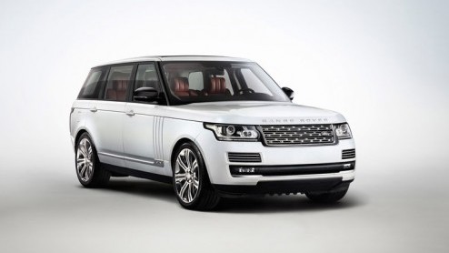 De orderboeken voor de verlengde Range Rover zijn geopend. De gestrekte SUV is gemiddeld een kleine vier mille duurder dan de versies met standaard wielbasis en te koop vanaf 133.800 euro.