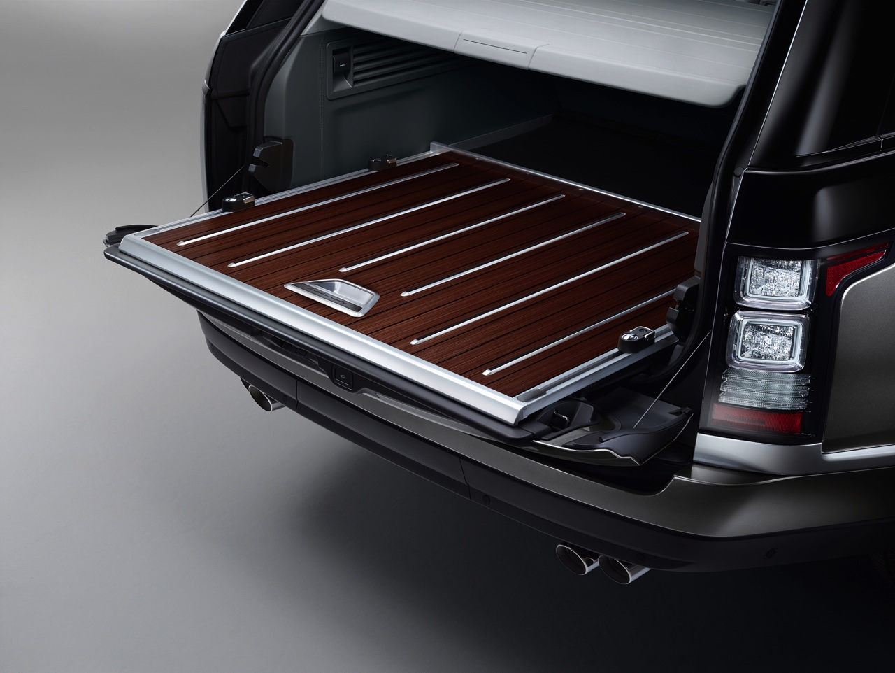 Land Rover introduceert voor modeljaar 2016 de nieuwe Range Rover SVAutobiography met extra luxe uitrusting, speciale details en de mogelijkheid om de 5.0 Supercharged 550 pk te bestellen.