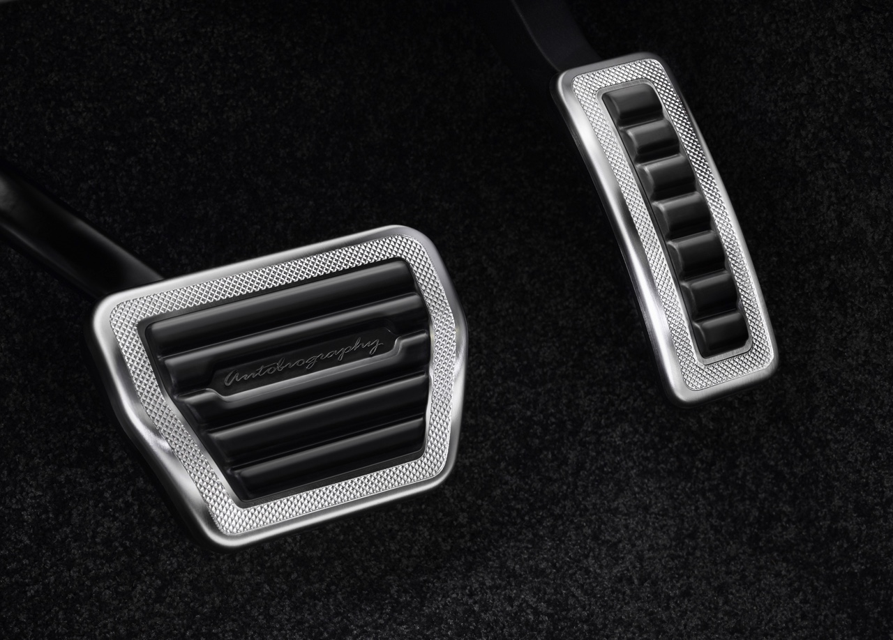 Land Rover introduceert voor modeljaar 2016 de nieuwe Range Rover SVAutobiography met extra luxe uitrusting, speciale details en de mogelijkheid om de 5.0 Supercharged 550 pk te bestellen.