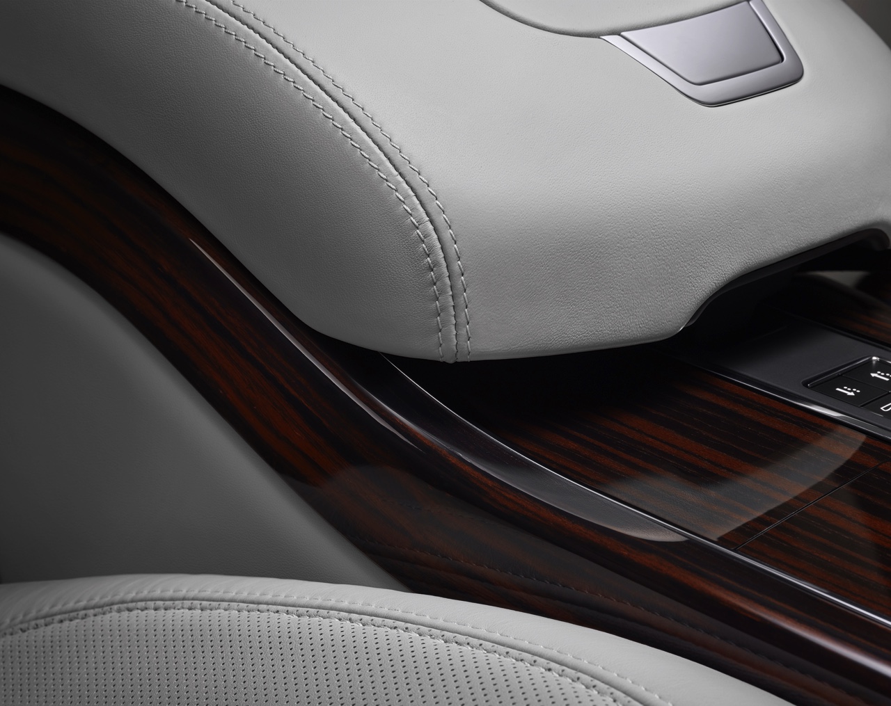 Land Rover introduceert voor modeljaar 2016 de nieuwe Range Rover SVAutobiography met extra luxe uitrusting, speciale details en de mogelijkheid om de 5.0 Supercharged 550 pk te bestellen.