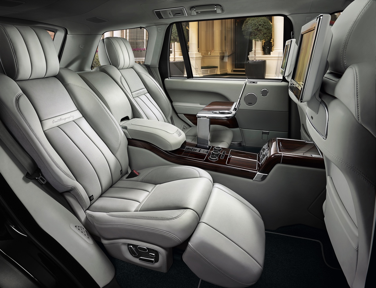 Land Rover introduceert voor modeljaar 2016 de nieuwe Range Rover SVAutobiography met extra luxe uitrusting, speciale details en de mogelijkheid om de 5.0 Supercharged 550 pk te bestellen.