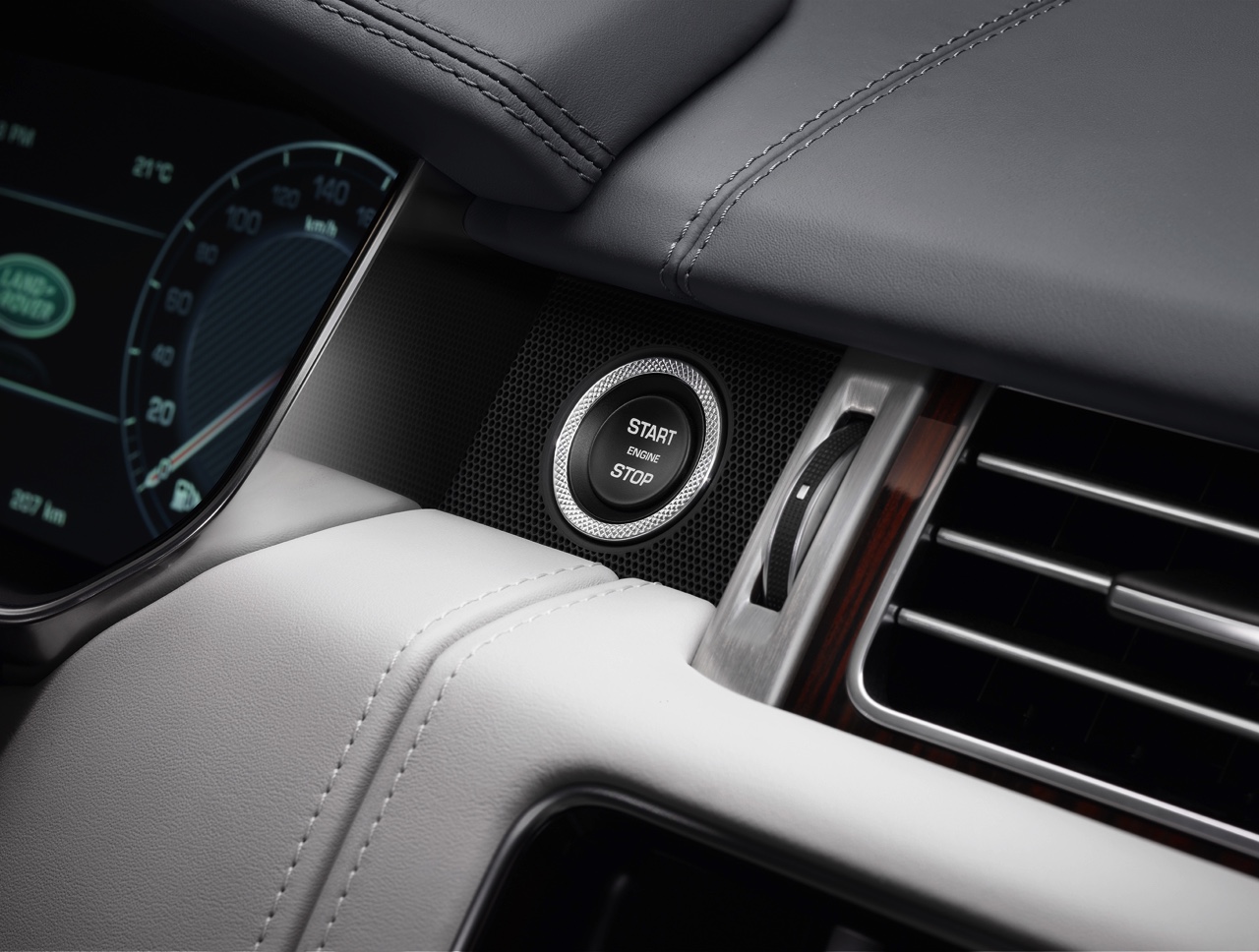 Land Rover introduceert voor modeljaar 2016 de nieuwe Range Rover SVAutobiography met extra luxe uitrusting, speciale details en de mogelijkheid om de 5.0 Supercharged 550 pk te bestellen.