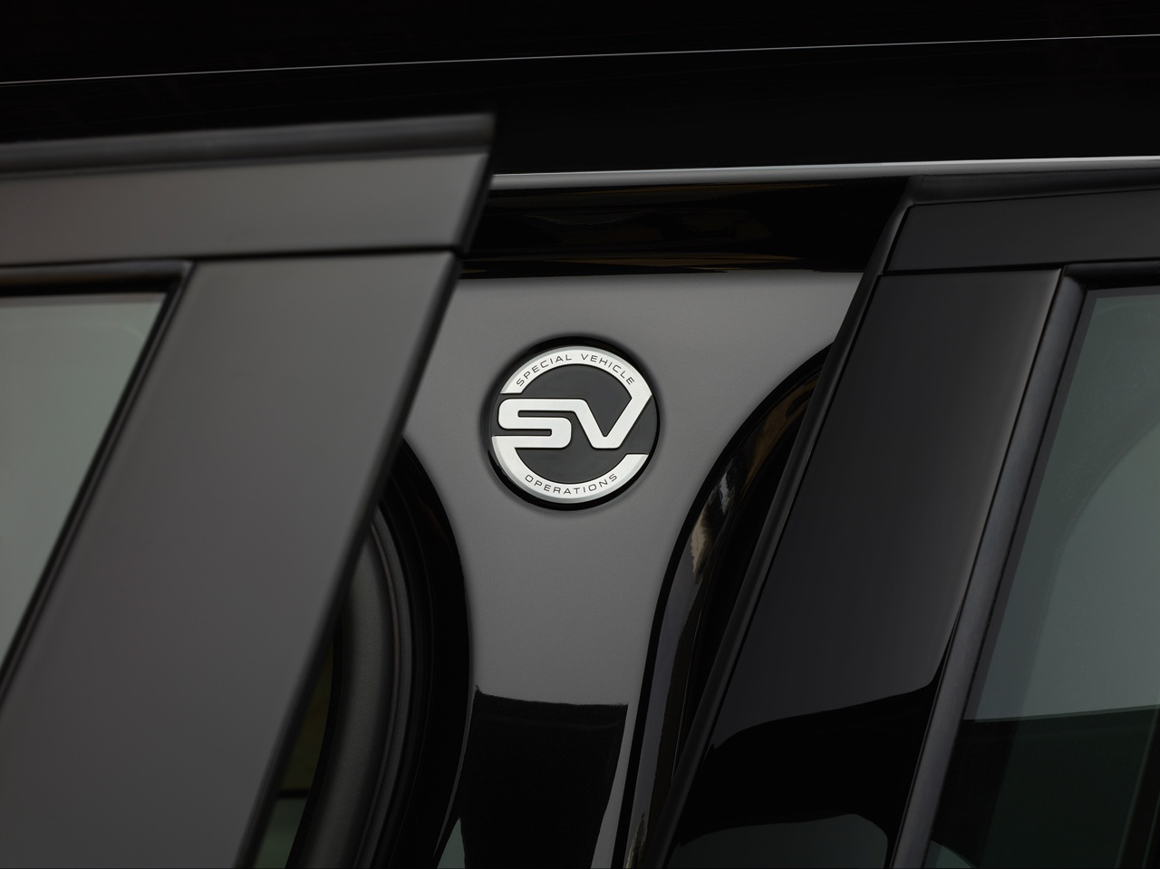 Land Rover introduceert voor modeljaar 2016 de nieuwe Range Rover SVAutobiography met extra luxe uitrusting, speciale details en de mogelijkheid om de 5.0 Supercharged 550 pk te bestellen.