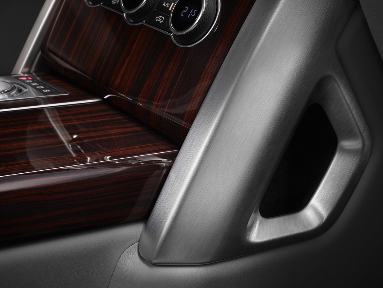 Land Rover introduceert voor modeljaar 2016 de nieuwe Range Rover SVAutobiography met extra luxe uitrusting, speciale details en de mogelijkheid om de 5.0 Supercharged 550 pk te bestellen.