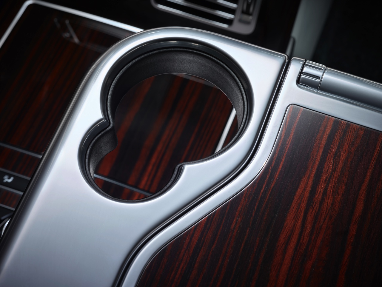 Land Rover introduceert voor modeljaar 2016 de nieuwe Range Rover SVAutobiography met extra luxe uitrusting, speciale details en de mogelijkheid om de 5.0 Supercharged 550 pk te bestellen.