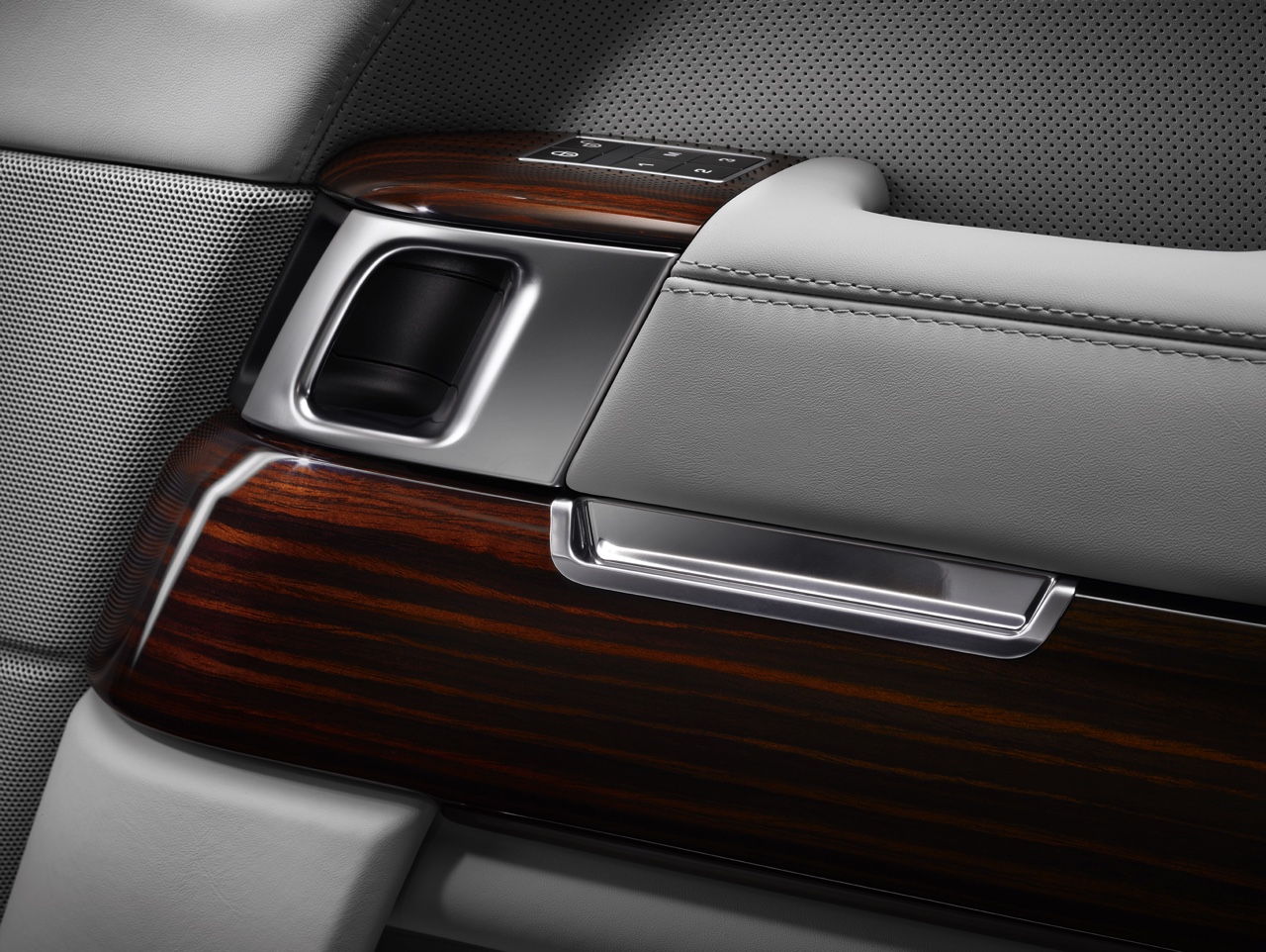 Land Rover introduceert voor modeljaar 2016 de nieuwe Range Rover SVAutobiography met extra luxe uitrusting, speciale details en de mogelijkheid om de 5.0 Supercharged 550 pk te bestellen.