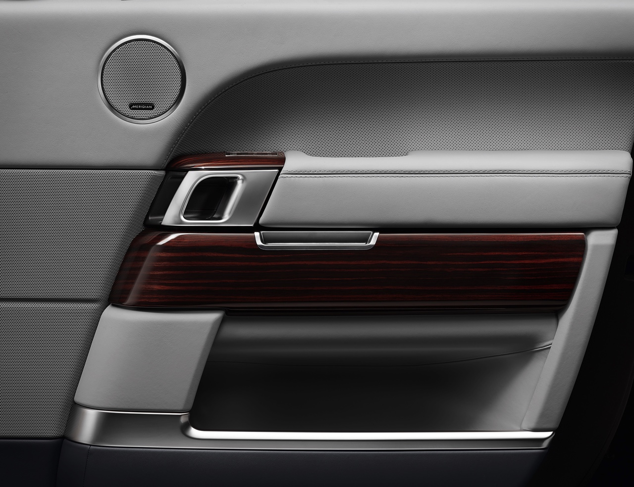 Land Rover introduceert voor modeljaar 2016 de nieuwe Range Rover SVAutobiography met extra luxe uitrusting, speciale details en de mogelijkheid om de 5.0 Supercharged 550 pk te bestellen.