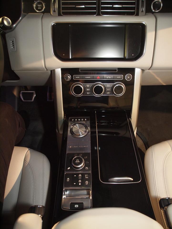 Land Rover introduceert voor modeljaar 2016 de nieuwe Range Rover SVAutobiography met extra luxe uitrusting, speciale details en de mogelijkheid om de 5.0 Supercharged 550 pk te bestellen.