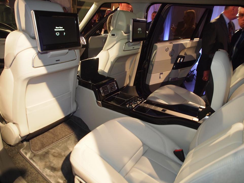 Land Rover introduceert voor modeljaar 2016 de nieuwe Range Rover SVAutobiography met extra luxe uitrusting, speciale details en de mogelijkheid om de 5.0 Supercharged 550 pk te bestellen.