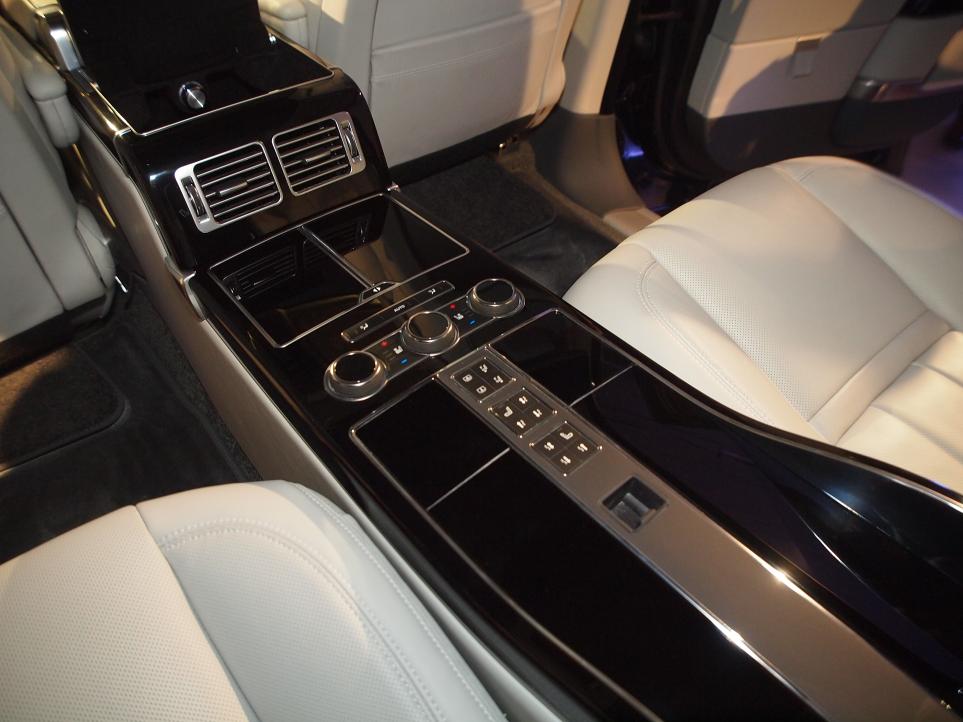 Land Rover introduceert voor modeljaar 2016 de nieuwe Range Rover SVAutobiography met extra luxe uitrusting, speciale details en de mogelijkheid om de 5.0 Supercharged 550 pk te bestellen.