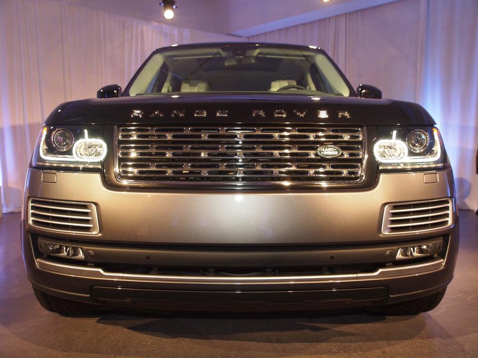 Land Rover introduceert voor modeljaar 2016 de nieuwe Range Rover SVAutobiography met extra luxe uitrusting, speciale details en de mogelijkheid om de 5.0 Supercharged 550 pk te bestellen.