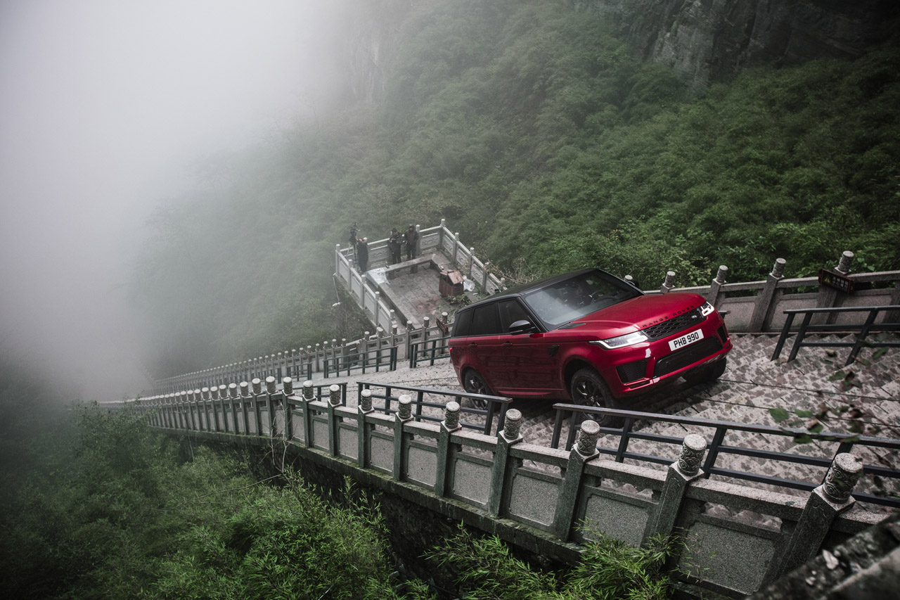Coureur Ho-Pin Tung beklom de 999 trappen van Heaven's Gate met een Range Sport Sport PHEV.