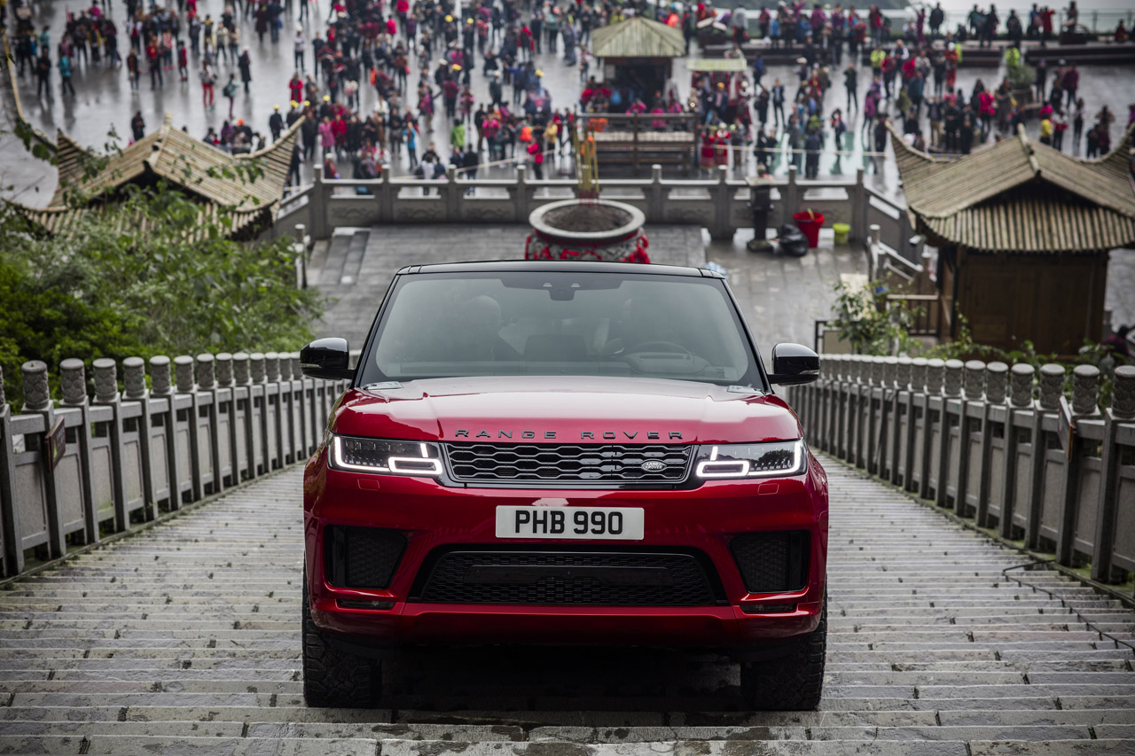Coureur Ho-Pin Tung beklom de 999 trappen van Heaven's Gate met een Range Sport Sport PHEV.