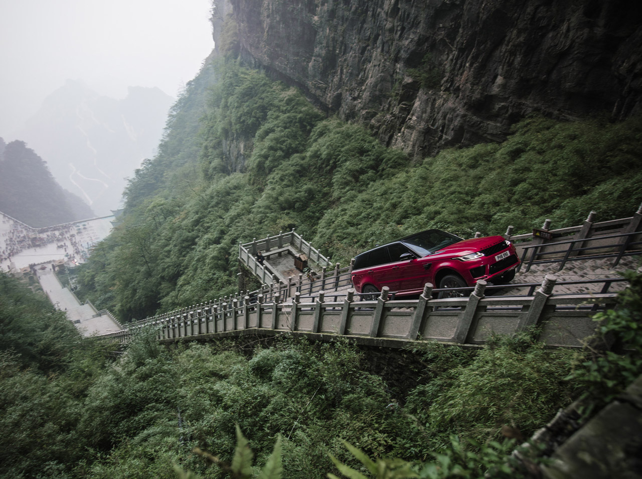Coureur Ho-Pin Tung beklom de 999 trappen van Heaven's Gate met een Range Sport Sport PHEV.