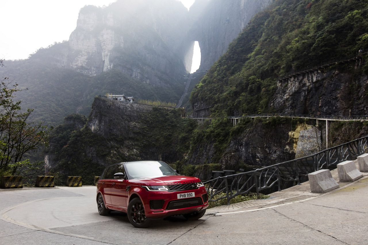 Coureur Ho-Pin Tung beklom de 999 trappen van Heaven's Gate met een Range Sport Sport PHEV.