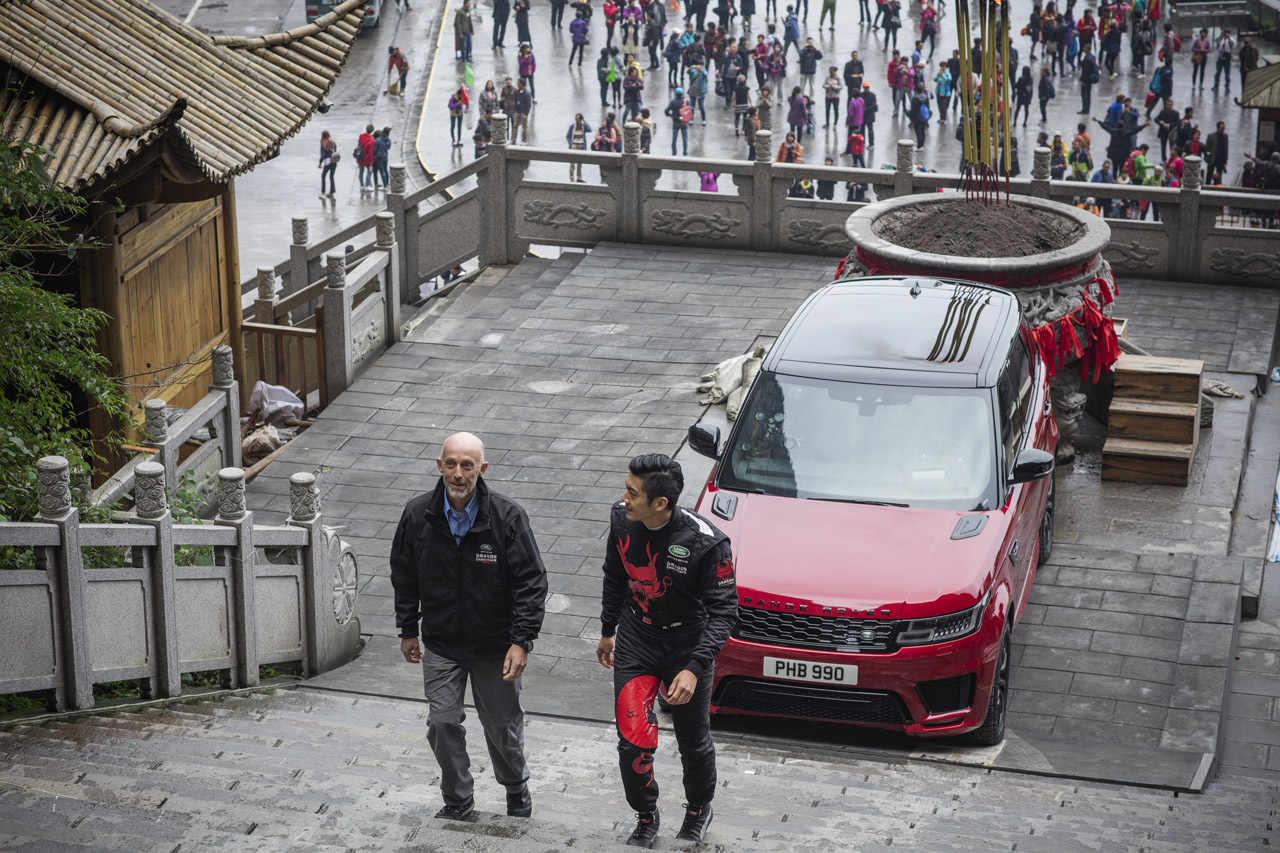 Coureur Ho-Pin Tung beklom de 999 trappen van Heaven's Gate met een Range Sport Sport PHEV.