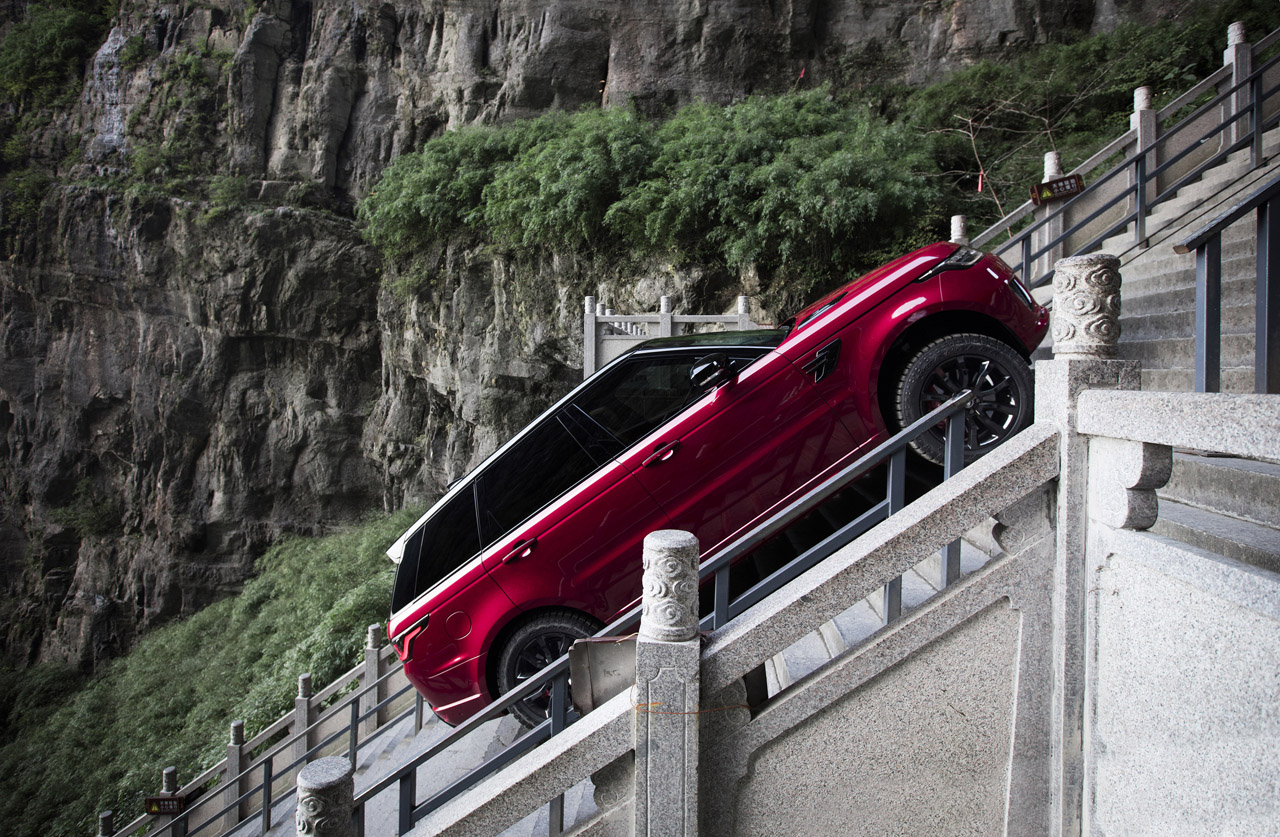 Coureur Ho-Pin Tung beklom de 999 trappen van Heaven's Gate met een Range Sport Sport PHEV.