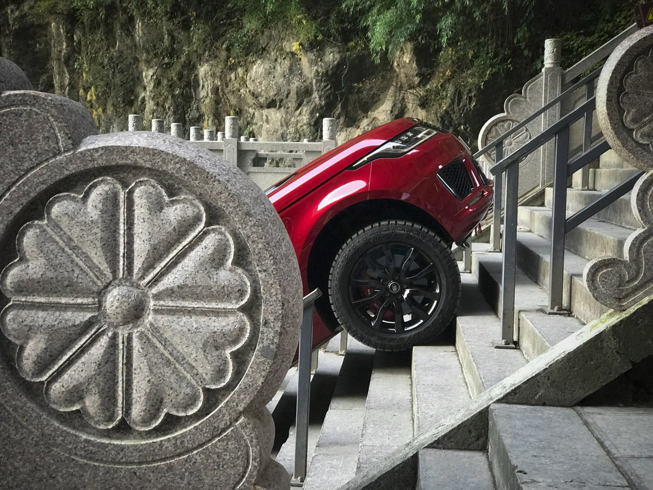 Coureur Ho-Pin Tung beklom de 999 trappen van Heaven's Gate met een Range Sport Sport PHEV.