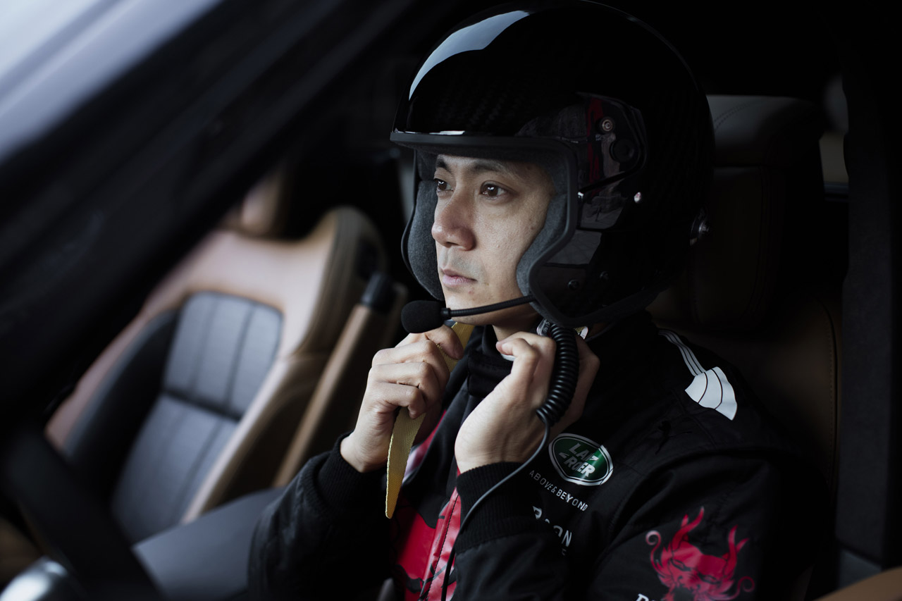 Coureur Ho-Pin Tung beklom de 999 trappen van Heaven's Gate met een Range Sport Sport PHEV.