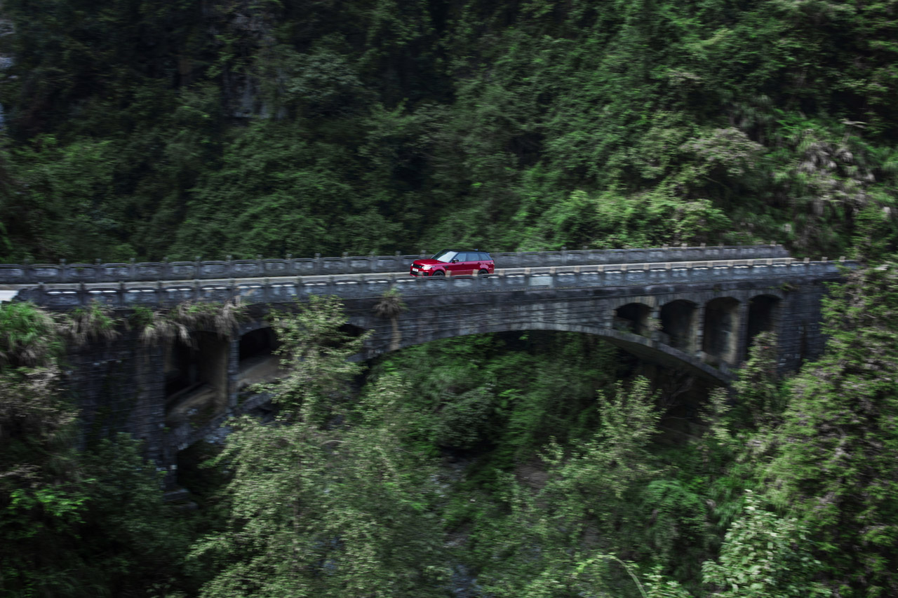Coureur Ho-Pin Tung beklom de 999 trappen van Heaven's Gate met een Range Sport Sport PHEV.