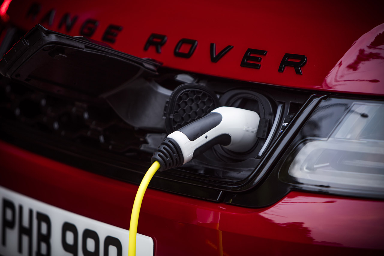 Coureur Ho-Pin Tung beklom de 999 trappen van Heaven's Gate met een Range Sport Sport PHEV.