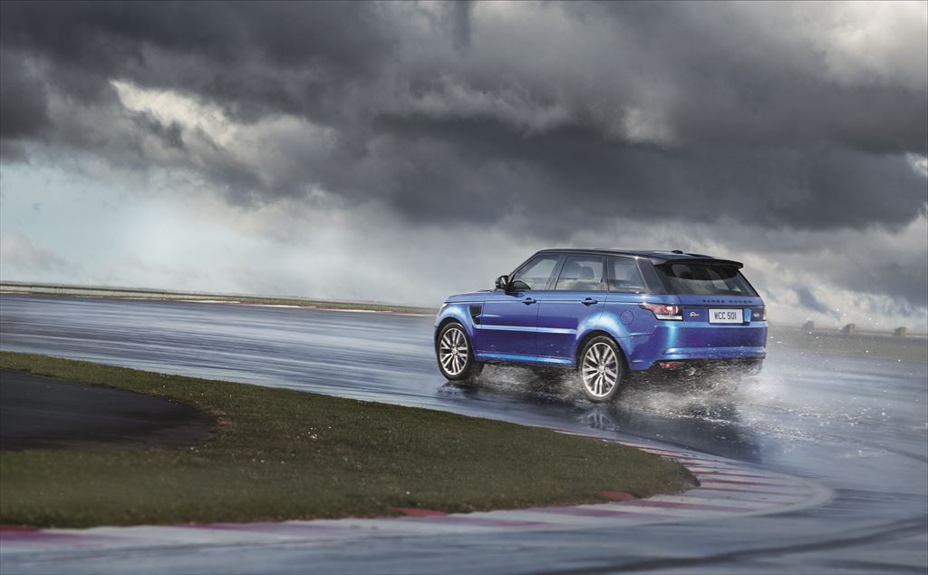 De snelste Range Rover van dit moment is de Range Rover Sport SVR met 550 pk uit een 5.0 liter V8 Supercharged. Hij is in Nederland voor prijzen vanaf 192.400 euro.