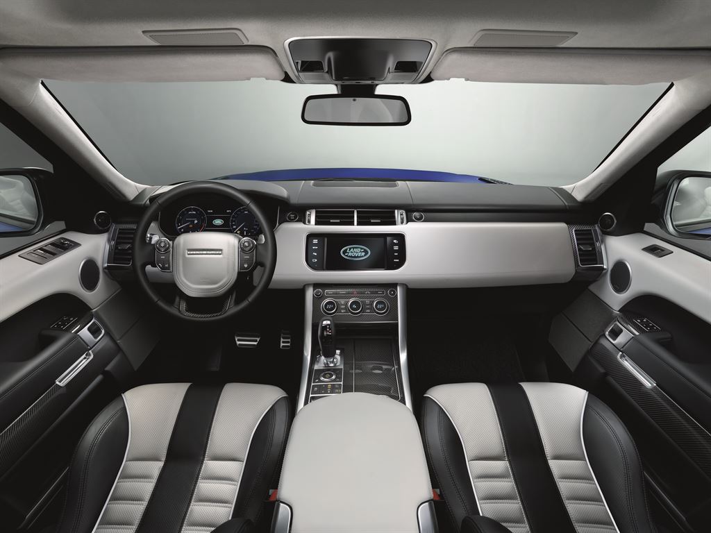 De snelste Range Rover van dit moment is de Range Rover Sport SVR met 550 pk uit een 5.0 liter V8 Supercharged. Hij is in Nederland voor prijzen vanaf 192.400 euro.