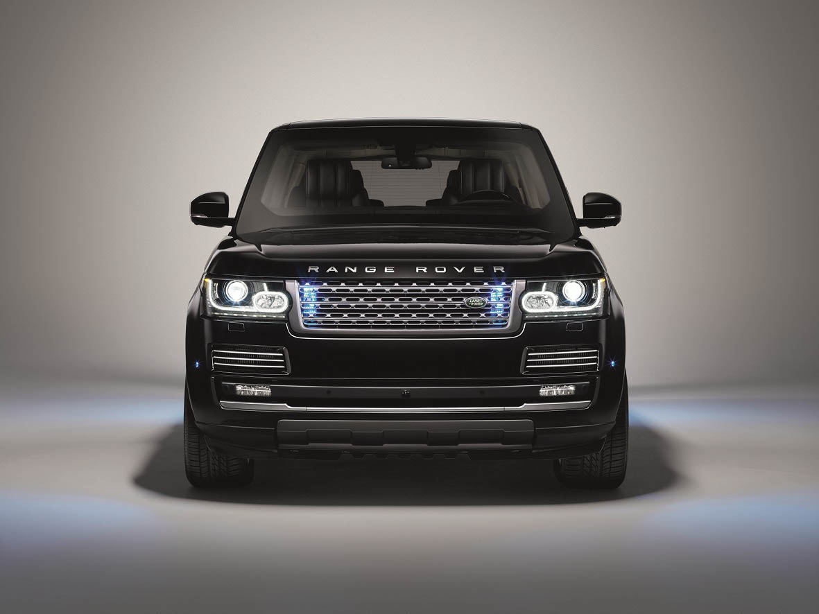 Twee handgranaten, vijftien kg tnt en een regen aan 7.62mm kogels stoppen deze Range Rover niet. Maak kennis met de Range Rover Sentinel.