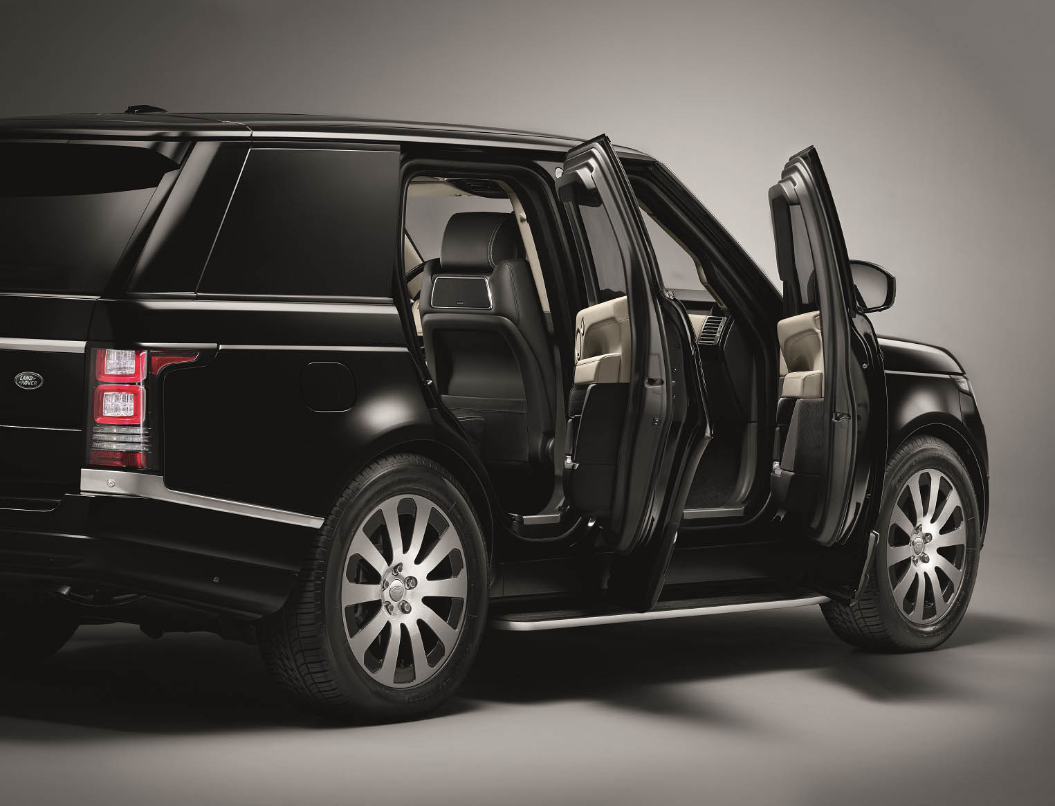 Twee handgranaten, vijftien kg tnt en een regen aan 7.62mm kogels stoppen deze Range Rover niet. Maak kennis met de Range Rover Sentinel.