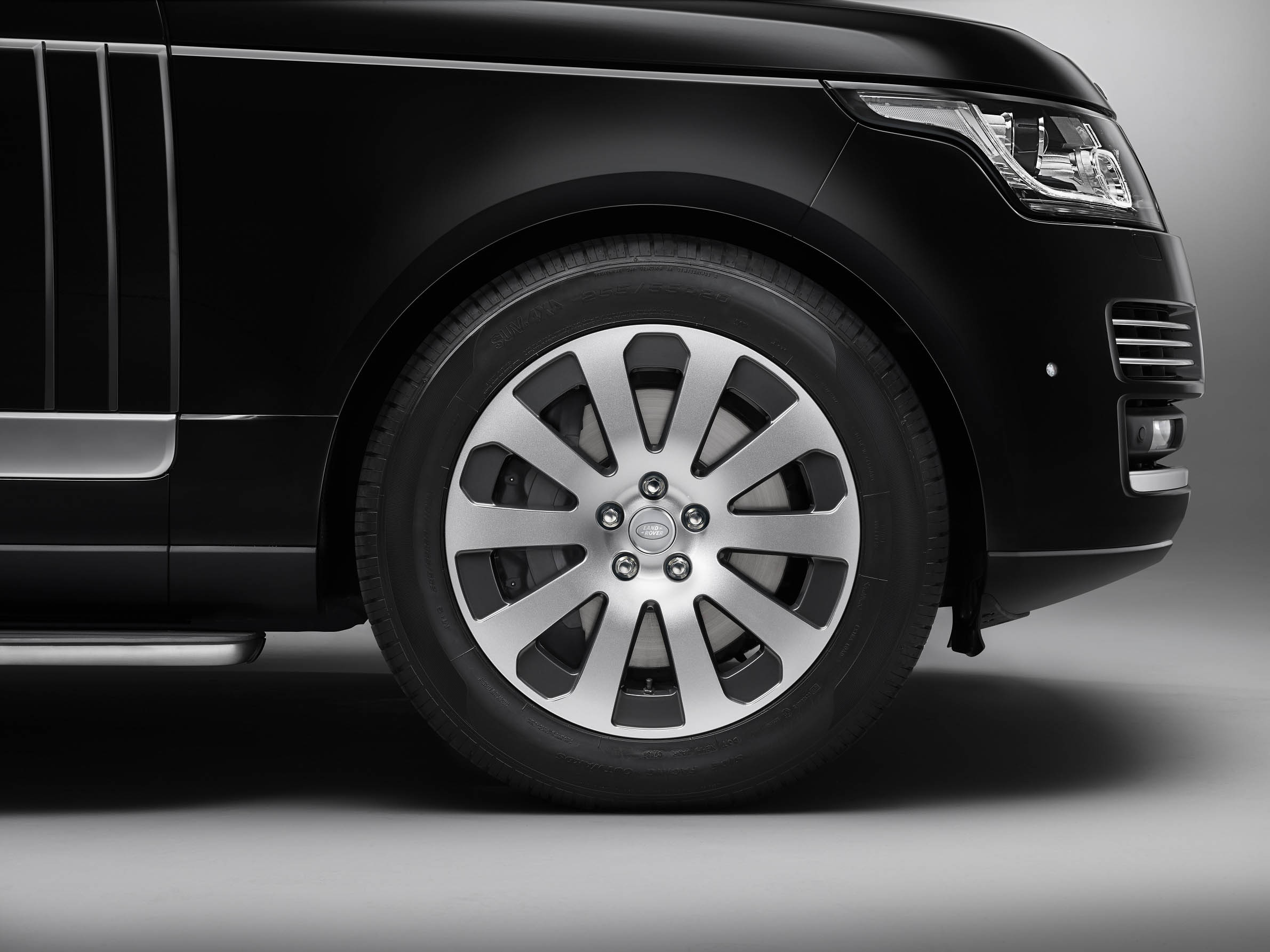 Twee handgranaten, vijftien kg tnt en een regen aan 7.62mm kogels stoppen deze Range Rover niet. Maak kennis met de Range Rover Sentinel.