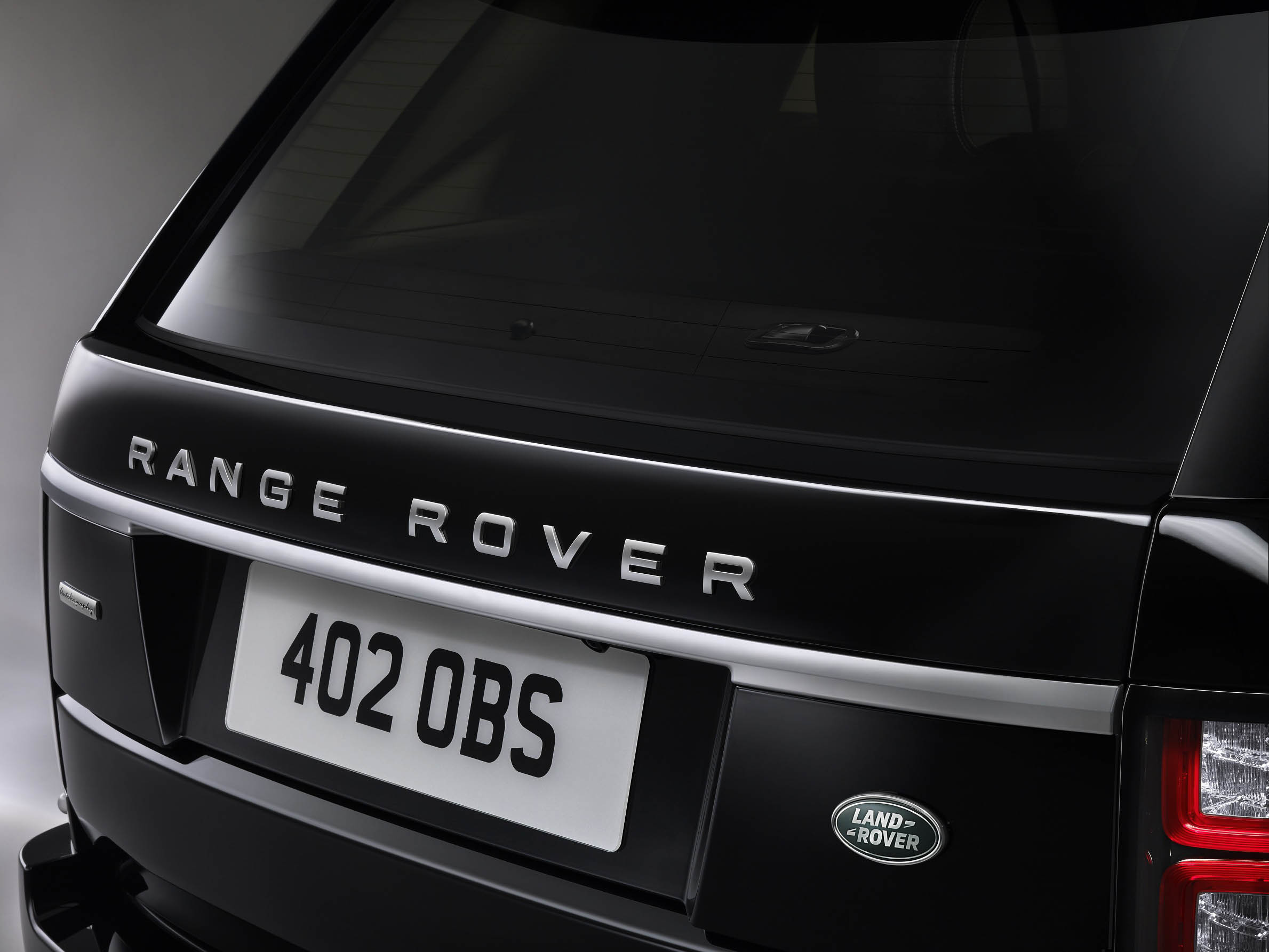 Twee handgranaten, vijftien kg tnt en een regen aan 7.62mm kogels stoppen deze Range Rover niet. Maak kennis met de Range Rover Sentinel.