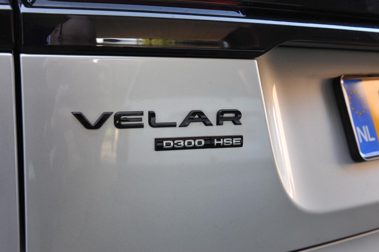 Range Rover plaatst de nieuwe Velar mooi tussen de compacte Evoque en de Range Rover Sport. De auto heeft een fors formaat en dito binnenruimte. Het rijgedrag is comfortabel.