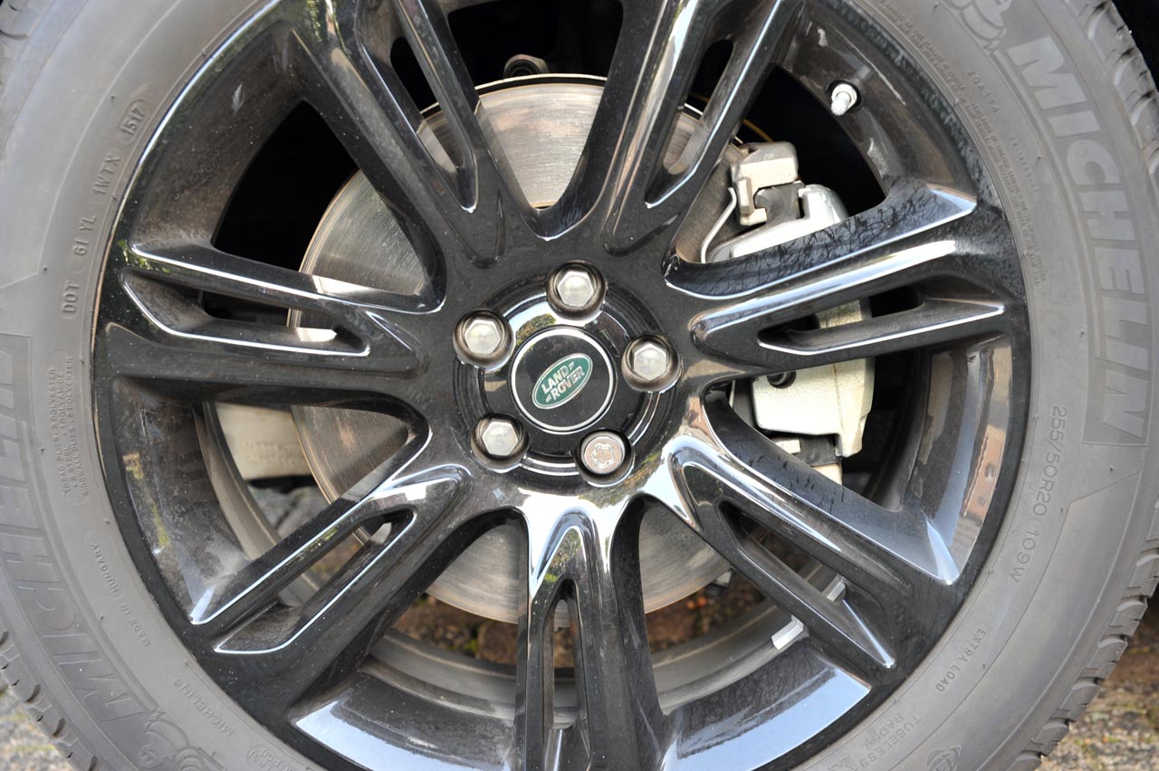 Range Rover plaatst de nieuwe Velar mooi tussen de compacte Evoque en de Range Rover Sport. De auto heeft een fors formaat en dito binnenruimte. Het rijgedrag is comfortabel.