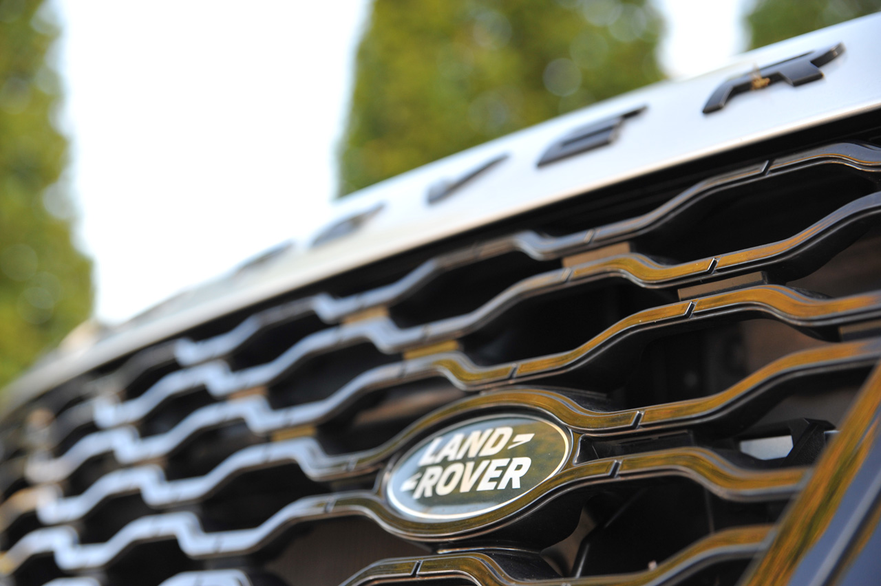 Range Rover plaatst de nieuwe Velar mooi tussen de compacte Evoque en de Range Rover Sport. De auto heeft een fors formaat en dito binnenruimte. Het rijgedrag is comfortabel.