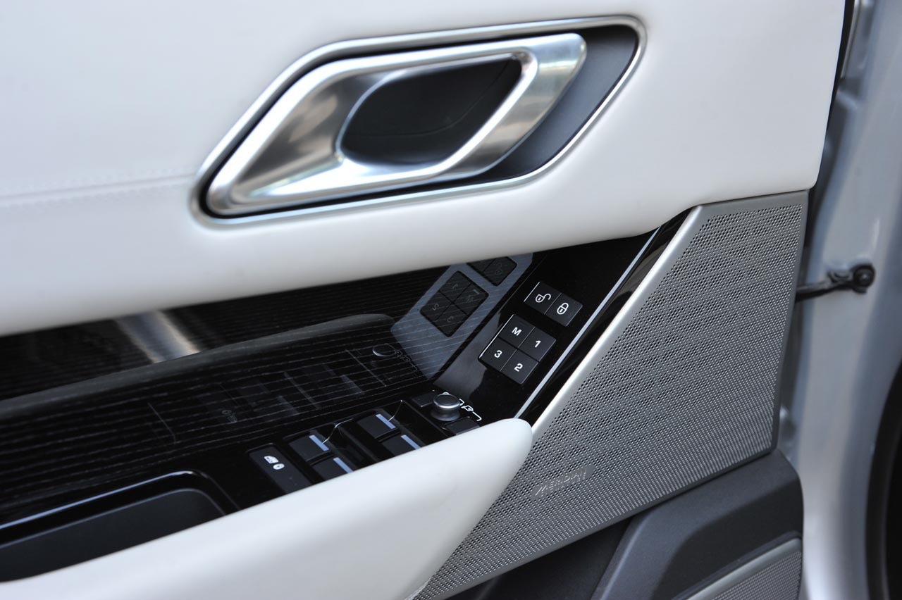 Range Rover plaatst de nieuwe Velar mooi tussen de compacte Evoque en de Range Rover Sport. De auto heeft een fors formaat en dito binnenruimte. Het rijgedrag is comfortabel.