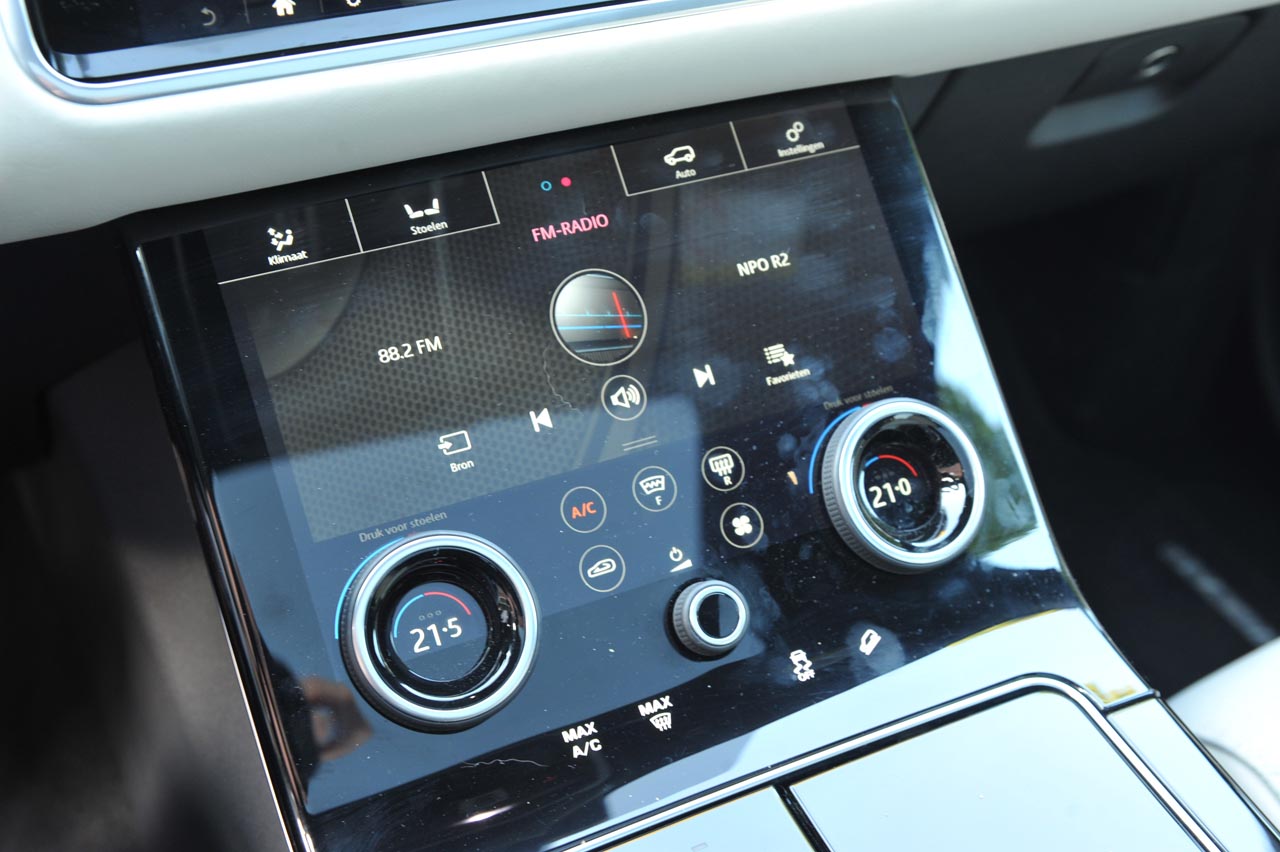 Range Rover plaatst de nieuwe Velar mooi tussen de compacte Evoque en de Range Rover Sport. De auto heeft een fors formaat en dito binnenruimte. Het rijgedrag is comfortabel.