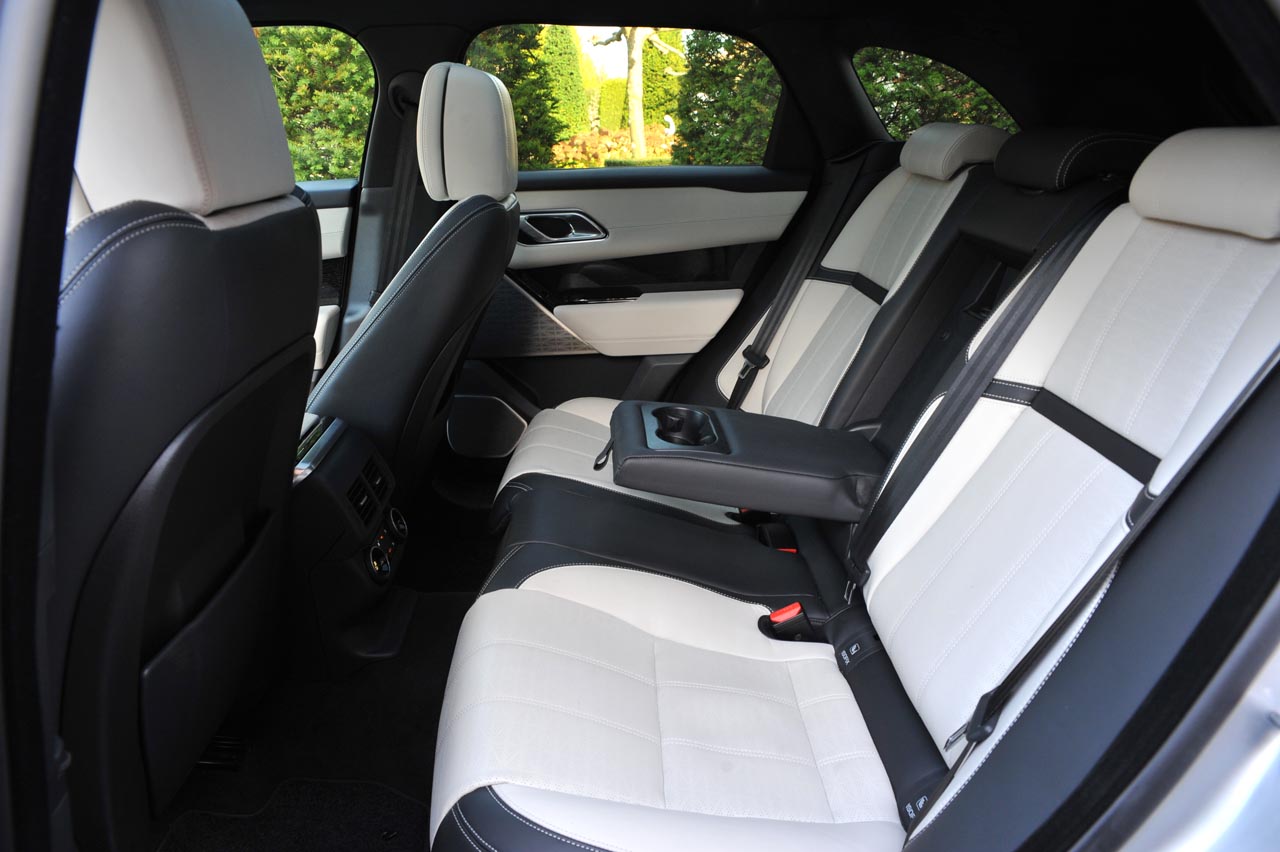 Range Rover plaatst de nieuwe Velar mooi tussen de compacte Evoque en de Range Rover Sport. De auto heeft een fors formaat en dito binnenruimte. Het rijgedrag is comfortabel.